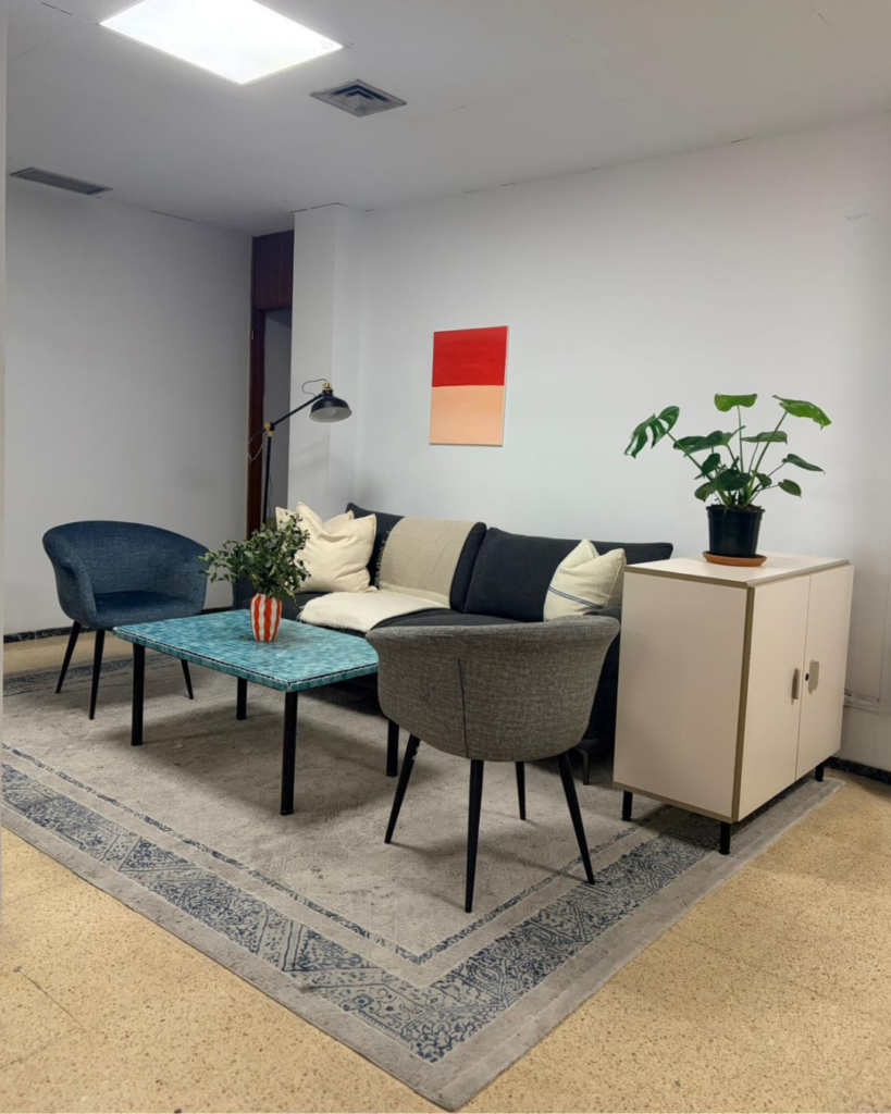 Comfortable lounge area with couch and armchairs at Nas Coworking in Las Palmas.